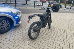 Niebezpieczna przejażdżka: nastolatka i nielegalny motorower