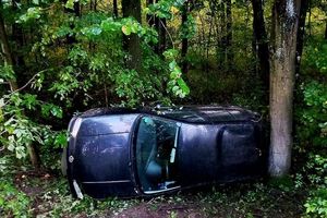 Ślisko w Katlewie: auto w rowie