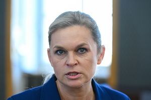 Posłowie PiS pod gmachem MEN: dwa lata chaosu w polskiej szkole