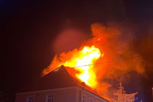 Pożar kamienicy w Biskupcu. Ogień trawił dach, a akcja trwała kilka godzin