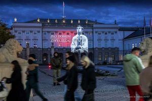 Wizerunek ks. Popiełuszki na fasadzie Pałacu Prezydenckiego
