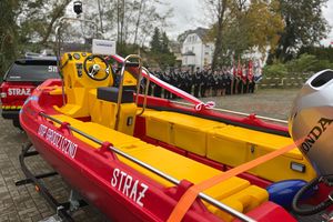 Więcej sprzętu, większe bezpieczeństwo. Strażacy z Grodziczna zyskali nowy samochód i łódź ratunkową