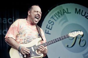 Sztuka powinna krzyczeć [wywiad z legendarnym gitarzystą]