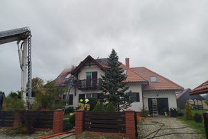 Ogień na dachu domu w Kieźlinach! Strażacy walczyli z pożarem