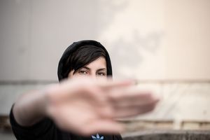 Dlaczego dzieci masowo uciekają z domu? Psycholog wyjaśnia 