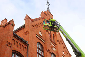 Zabytkowy gmach przy ul. Wyzwolenia 30 przechodzi gruntowną odnowę [ZDJĘCIA]