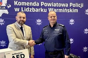 Starosta przekazał policji sprzęt ratujący życie
