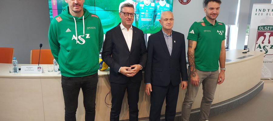 
Trener Daniel Pliński, rektor Jerzy Przyborowski, prezes Tomasz Jankowski i Jan Hadrava
