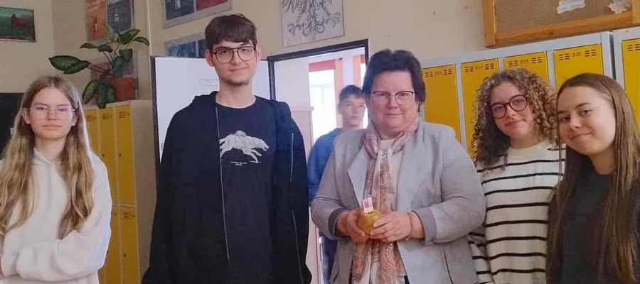 Częstowanie jabłkami na początek Międzynarodowego Miesiąca Bibliotek Szkolnych