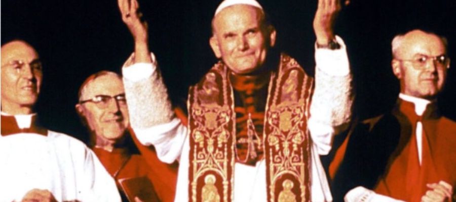 Jan Paweł II po raz pierwszy pozdrawia wiernych zgromadzonych na Płacy Świętego Piotra - Watykan - 16.10.1978 r. 