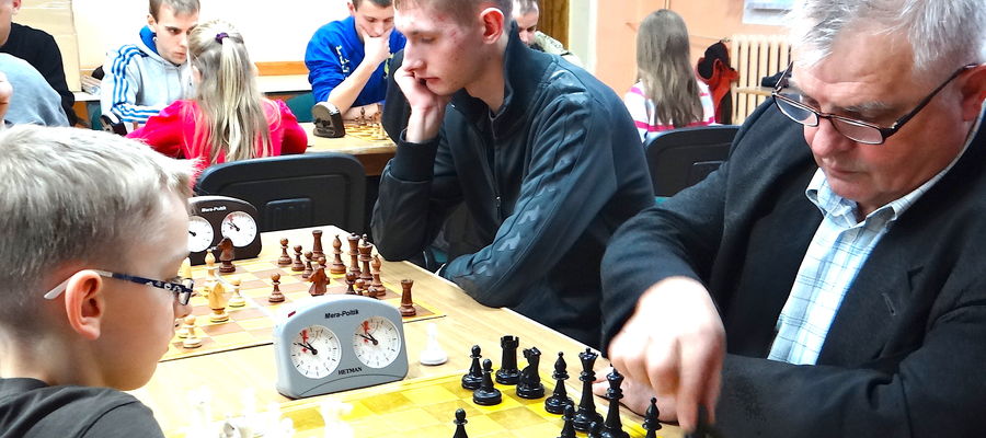 Feliks Stachowicz uczy najmłodszych sztuki gry w szachy