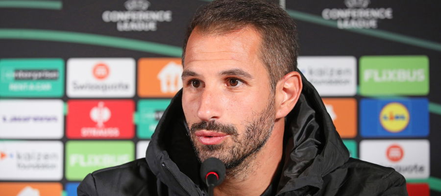 Bramkarz Hamrun Spartans FC Henry Bonello podczas konferencji prasowej w Białymstoku