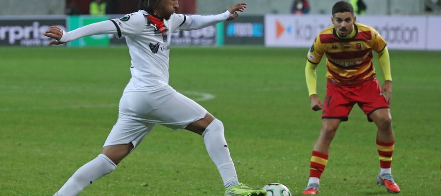 Piłkarz Jagiellonii Białystok Sergio Lozano (z prawej) i Mouad El Fanis z Hamrun Spartans FC 