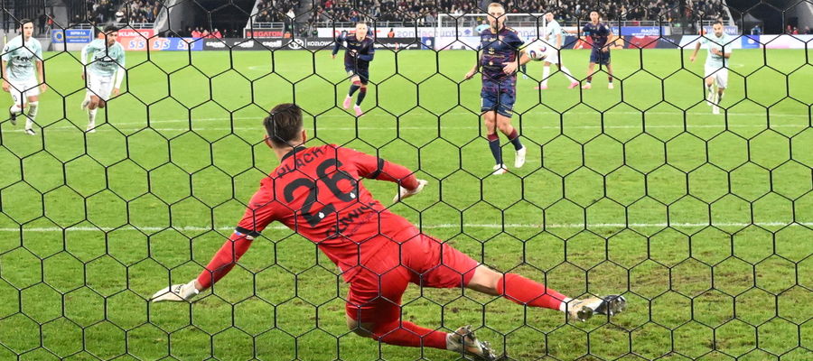 Kamil Gosicki (Pogoń) pokonuje z rzutu karnego bramkarza Frantiska Placha z Piasta Gliwice