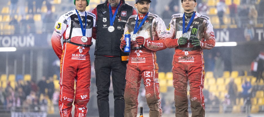Polacy na podium (od prawej): Bartosz Zmarzlik, Patryk Dudek, Piotr Pawlicki oraz trener Rafał Dobrucki 