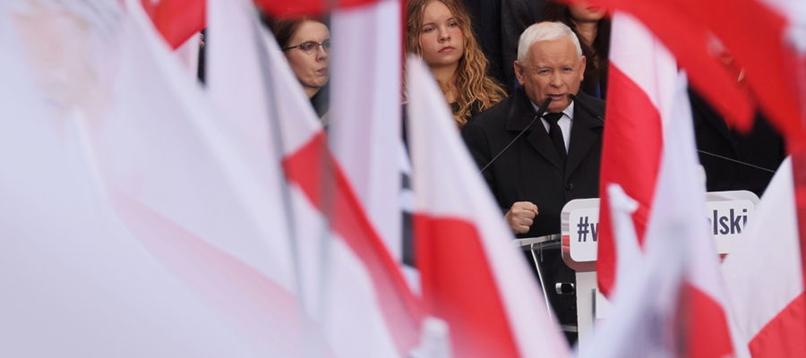 Prezes PiS Jarosław Kaczyński podczas manifestacji na Placu Zamkowym w Warszawie. Uczestnicy wydarzenia protestują przeciwko nielegalnej migracji i umowie z Mercosur.