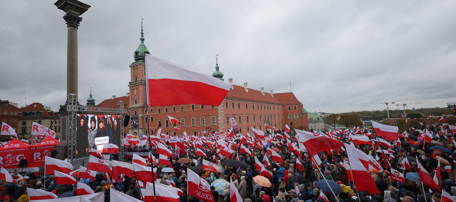 Manifestacja zwolenników Prawa i Sprawiedliwości na Placu Zamkowym w Warszawie