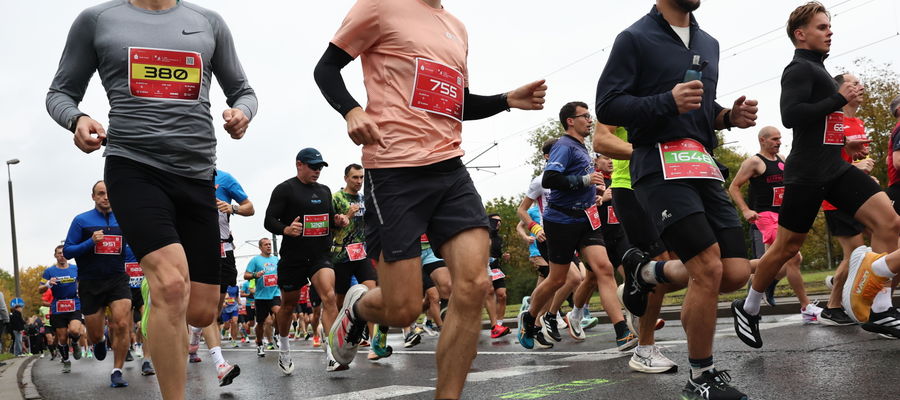 Biegacze na trasie półmaratonu w Krakowie