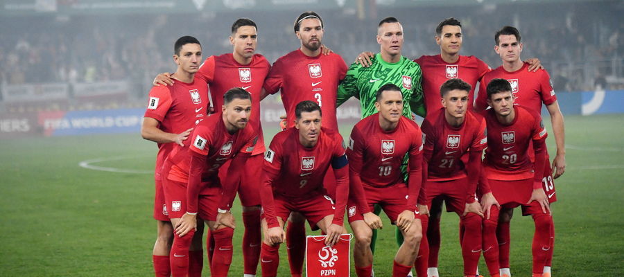 Zawodnicy reprezentacji Polski, 1-Łukasz Skorupski, 3-Przemysław Wiśniewski, 5-Jan Bednarek, 14-Jakub Kiwior, 2-Matty Cash, 13-Jakub Kamiński, 17-Bartosz Slisz, 20-Sebastian Szymański, 10-Piotr Zieliński, 21-Michał Skóraś, 9-Robert Lewandowski