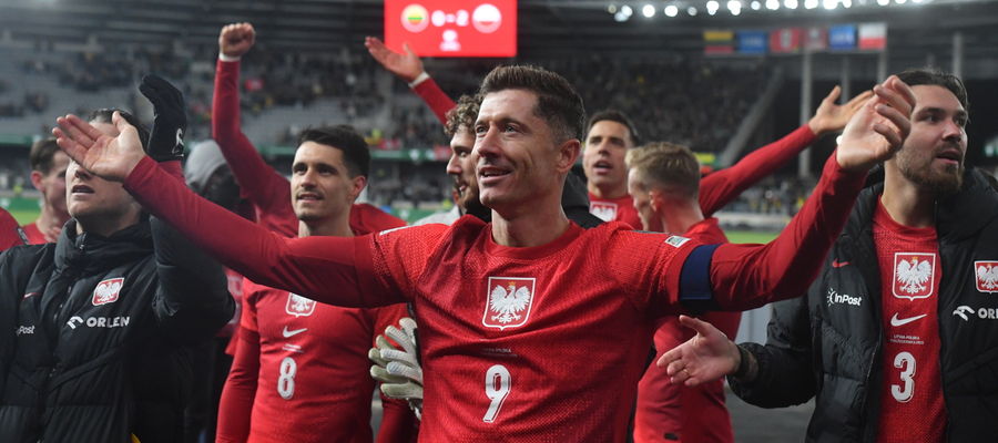 Robert Lewandowski razem z resztą reprezentacji cieszy się ze zwycięstwa w meczu z Litwą