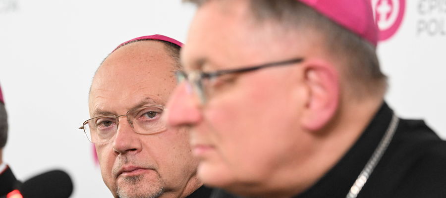  Od lewej: biskup gliwicki Sławomir Oder oraz przewodniczący Rady KEP ds. Migrantów i Uchodźców bp Krzysztof Zadarko podczas konferencji prasowej po zakończeniu obrad 402. Zebrania Plenarnego Konferencji Episkopatu Polski.