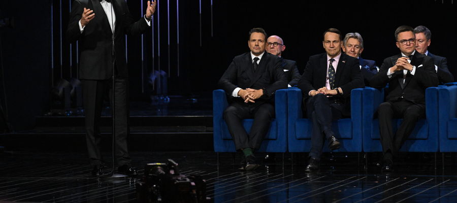  Prezydent RP Karol Nawrocki (L), wicepremier, minister spraw zagranicznych Radosław Sikorski (2P), marszałek Sejmu Szymon Hołownia (P) i prezydent m.st. Warszawy Rafał Trzaskowski (2L) podczas koncertu laureatów XIX Międzynarodowego Konkursu Pianistycznego im. Fryderyka Chopina.