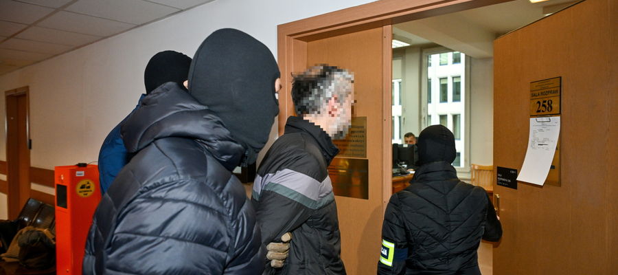 Podejrzany Krzysztof B. (C) w Sądzie Rejonowym w Warszawie, 