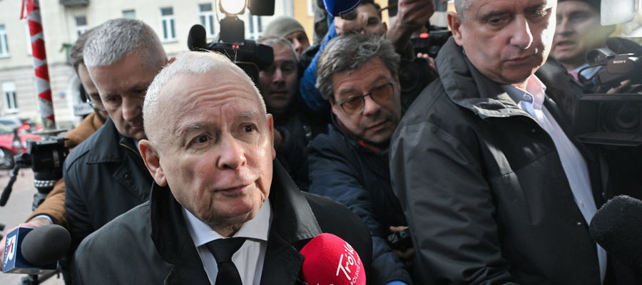  Prezes PiS Jarosław Kaczyński (2L) przed siedzibą Prokuratury Okręgowej w Warszawie.