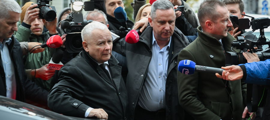 Prezes Prawa i Sprawiedliwości Jarosław Kaczyński stawił się w środę w warszawskiej prokuraturze okręgowej.