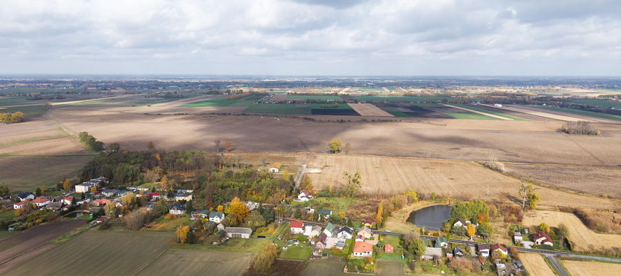 Na zdjęciu z drona teren przez który ma przebiegać linia kolei dużej prędkości z Warszawy do CPK.