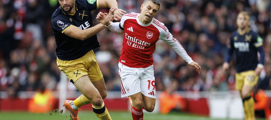 Z prawej Leandro Trossard (Arsenal)