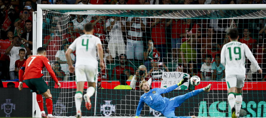 Irlandzki bramkarz Caoimhin Kelleher broni rzut karny Cristiano Ronaldo