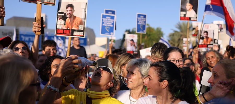 Na placu Zakładników w Tel Awiwie zgromadziło się ok. 65 tys. osób, które z radością przyjęły informację o uwolnieniu porwanych.