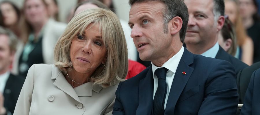 Proces jest skutkiem pozwu złożonego przez małżonkę prezydenta Emmanuela Macrona w sierpniu 2024 roku.