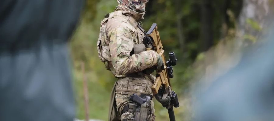 Litewski strażnik graniczny na granicy z Białorusią