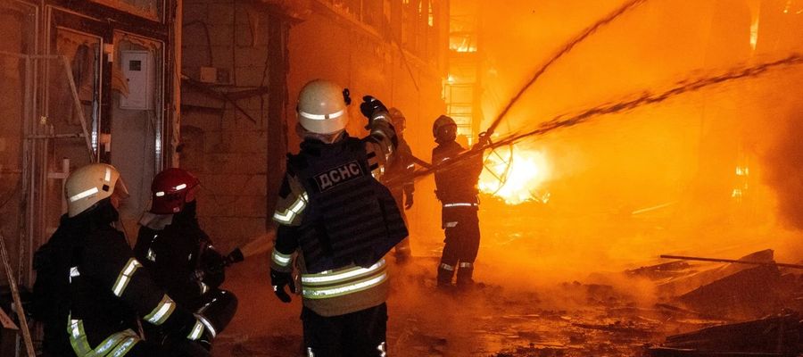 Charków, Ukraina, 02.10.2025. Strażacy gaszą pożar po ataku rosyjskim w Charkowie.