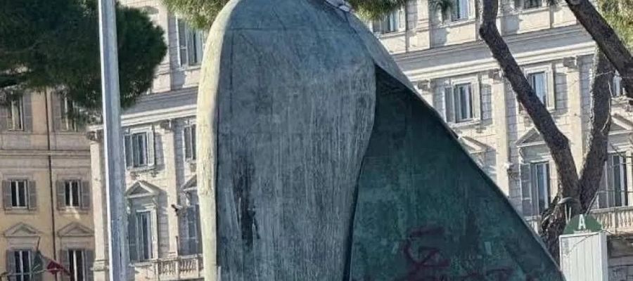 Monument został pomazany farbą, pojawił się na nim obraźliwy napis oraz rysunek sierpa i młota.