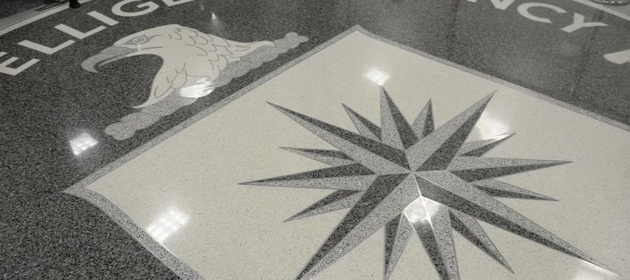 Logo CIA w siedzibie agencji 
