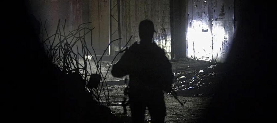 Bojownicy Hamasu pilnują pojazdów Czerwonego Krzyża, które przybyły przewieźć szczątki izraelskich zakładników przekazanych przez Hamas w Strefie Gazy