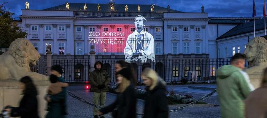 Iluminacja z okazji Narodowego Dnia Pamięci Duchownych Niezłomnych na fasadzie Pałacu Prezydenckiego