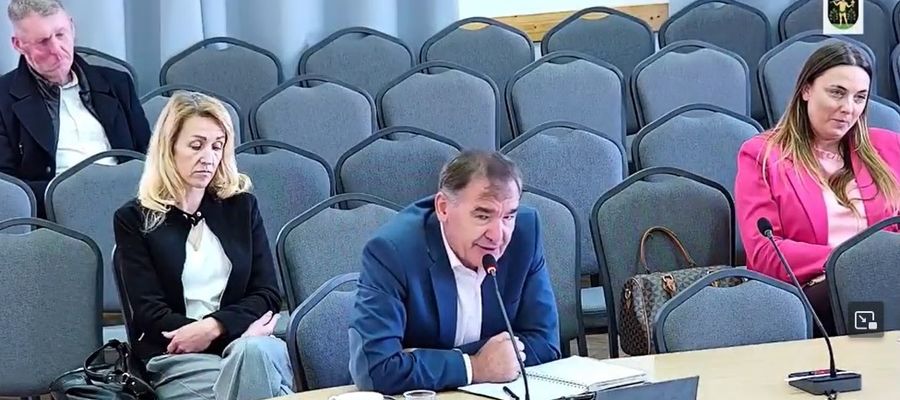 Radny Andrzej Ruś zwrócił uwagę, że trafiają do niego głosy mieszkańców i turystów oburzonych tym, jak funkcjonuje restauracja na zamku.