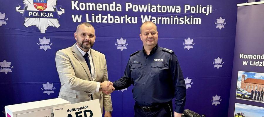 Starosta przekazał policji sprzęt ratujący życie