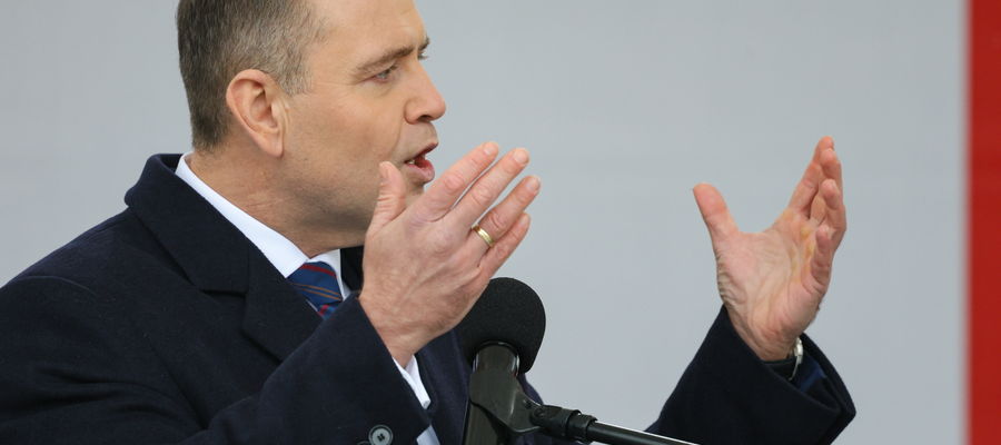 Prezydent RP Karol Nawrocki przemawia podczas uroczystego apelu na placu Marszałka Józefa Piłsudskiego w Warszawie.