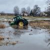 Uciekał ciągnikiem po krajówce. Zatrzymała go dopiero rzeka