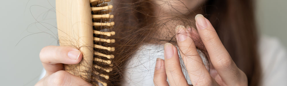 Wypadanie włosów i zdrowie: jak oswajamy łysienie w rozmowach i w kulturze