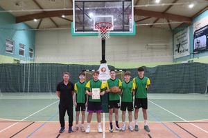 Drużyna chłopców z SP4 mistrzem powiatu w koszykówce