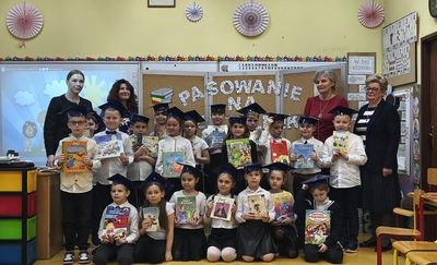 Pasowanie na czytelnika w „Jedynce”