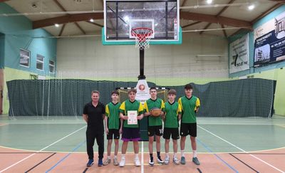 Drużyna chłopców z SP4 mistrzem powiatu w koszykówce