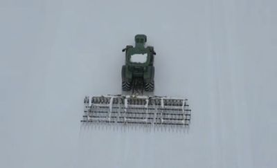 Rolnik wjechał traktorem w śnieg. W sieci zawrzało