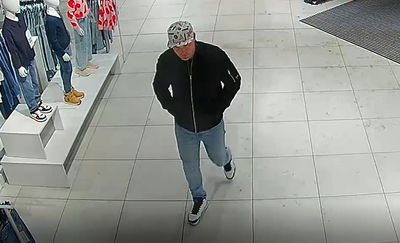 Kradł pod okiem kamer.Wyniósł ze sklepu walizkę, pufy i odzież